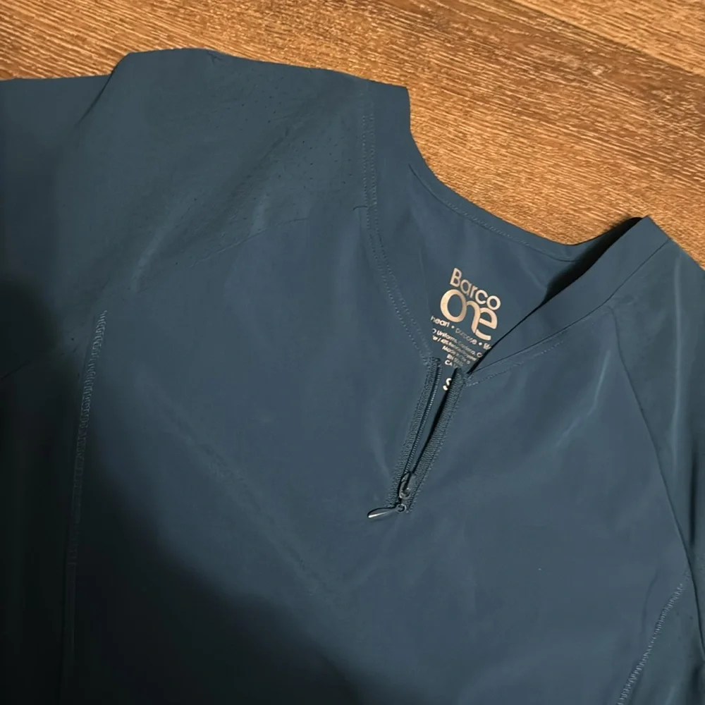 Barco one scrub top‎ small
